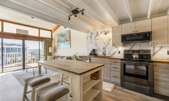 Cedar Key Condo | Top floor condo with sunset Gulf views