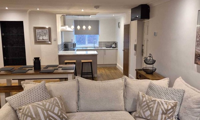 Coleshill Apartment | Top floor pent house suite near NEC/BHX/HS2. 3 Bedrooms, 6 beds