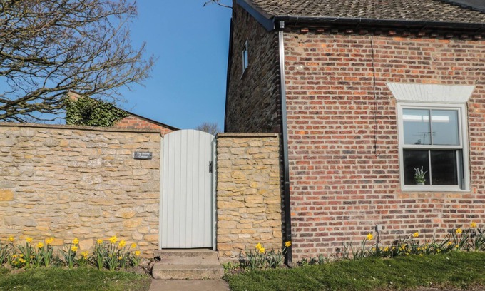 North Newbald Cottage | TOP HOLME COTTAGE, romantic, character holiday cottage in Newbald