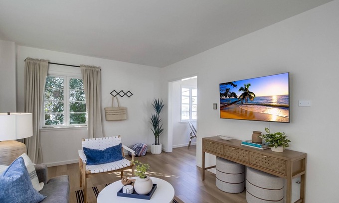 Beach Barber Tract Condo | Top Level Corner Unit ★ Steps to Windansea Beach ★ Dog Ok