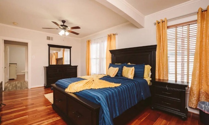 Monte Vista Apartment | Top Level duplex blocks from UIW/Trinity & Zoo