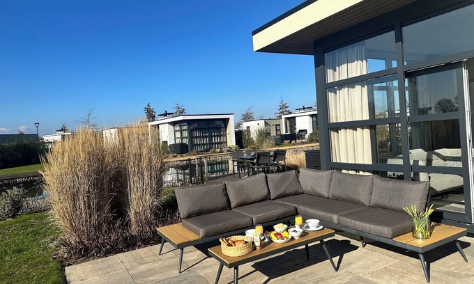 Olburgen House | Top modern chalet 'Refugium' with large garden on the IJssel