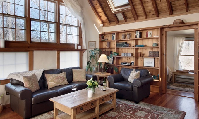 Woodstock Cottage | TOP RATED Romantic rustic luxury + flowing stream + walk to town = Brook Cottage