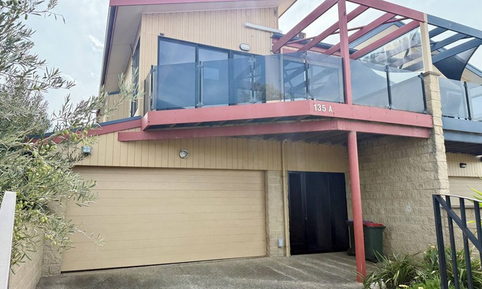 Torquay House | TOP VIEWS RETREAT: 5 BR, 2.5 BA House in Torquay, Sleeps 12