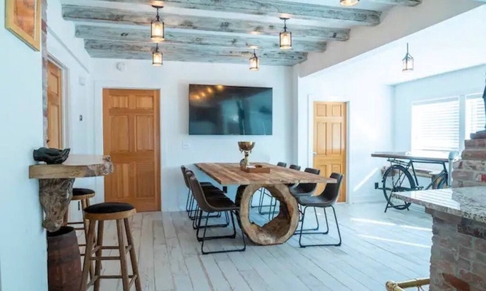 Dundee-Happy Hollow Historic District House | TOP ZOO Host for over 10 years! Clean and Cozy-amazing beds.