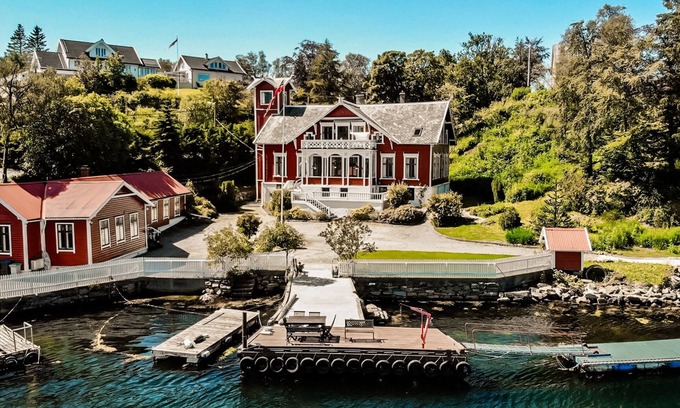 Godvik Villa | Topfloor apartment in historic villa - seaview