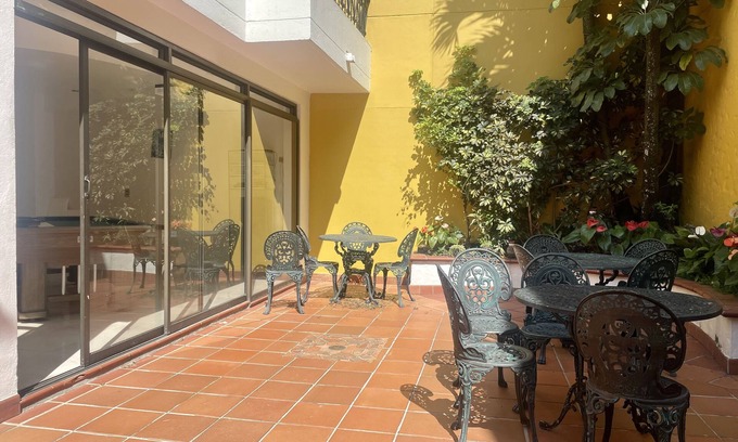 La America House | Toronto house Laureles Estadio Medellín, gran patio, billar pool, bbq, terraza.