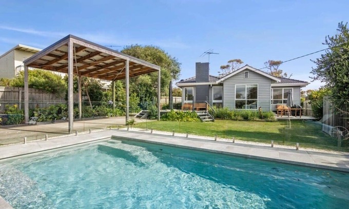 Torquay House | Torquay Springs with pool, 600m to beach