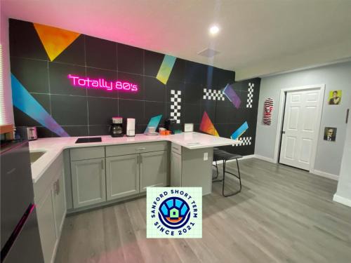 Sanford Apartment | Totally 80s!