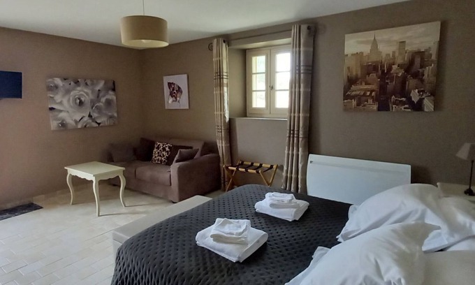 Les Ulmes Bed & Breakfast | Toucan, 25m² air-conditioned room on first floor, separate entrance