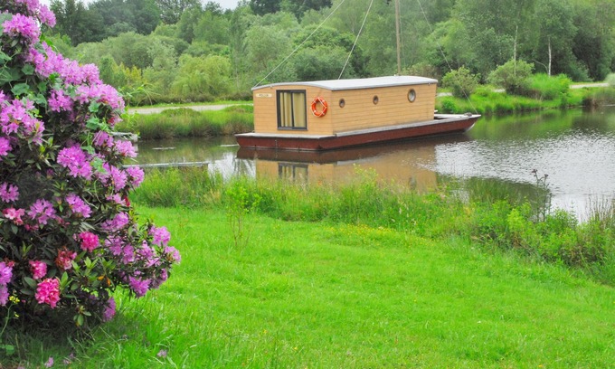 Chamberet Boat Rental | Toue cabanée