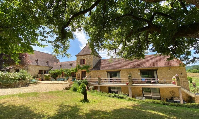 Berbiguieres House | Tournesol Gite at Laugerie Basse Gites, with heated swimming pool