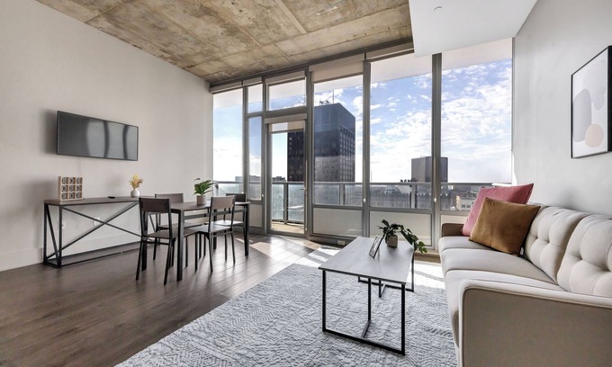 Downtown St. Louis Apartment | Towers at Opop 2102 Spacios and Cozy 1 bd 1 b