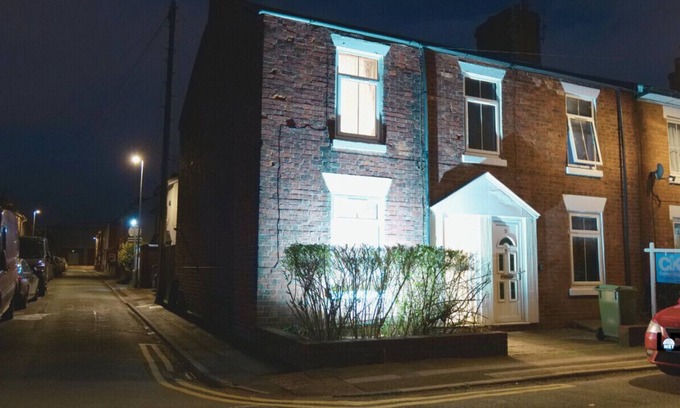 Stafford House | Town Centre House with parking, Wi-Fi