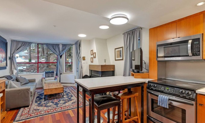 Whistler Creekside Condo | Townhome+parking walk 6 Minutes to Gondola & Shops