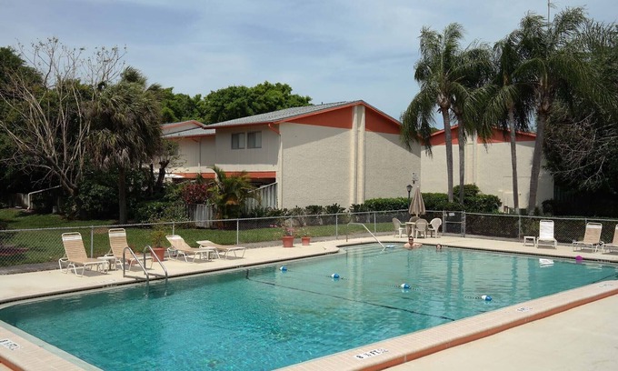 Greater Pinellas Point House | Townhouse-Style Condo in Quiet Complex with Palm Trees and Pool