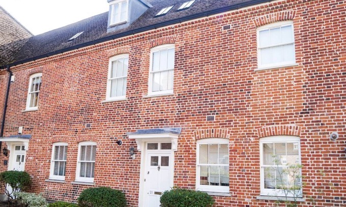 Blythburgh House | Townhouse with shared Indoor swimming pool & gym