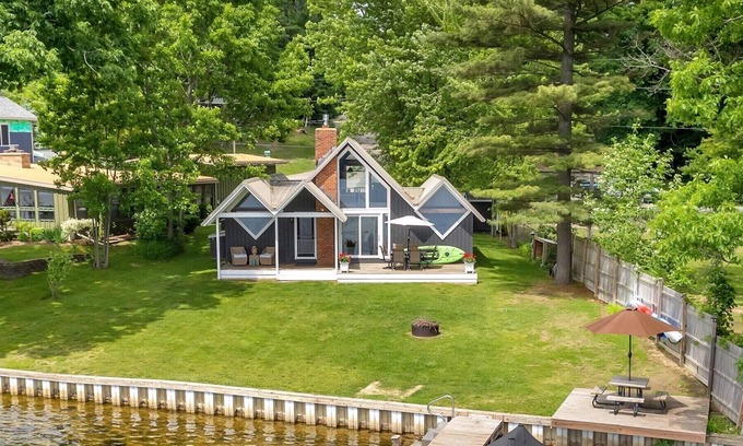 Lakeview House | Townline Lake | Lake Front | 3 bed | 1 Bath