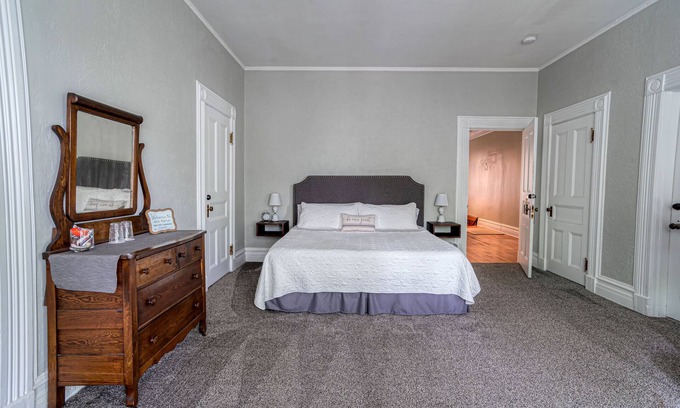 Towanda Bed & Breakfast | Tracy Room with EnSuite Bath