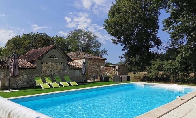 Douzains Cottage | Traditional 2 Bedroom Stone Cottage, Wifi & Pool in SW France
