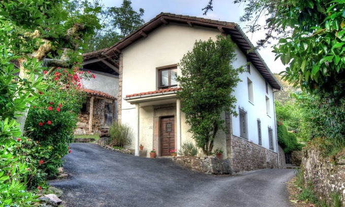 San Juan de Parres House | Traditional Asturian village house in tranquil location