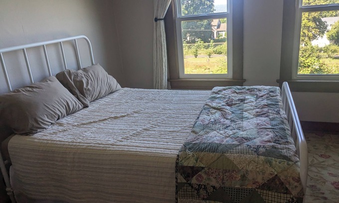 Everett Bed & Breakfast | Traditional bed & breakfast in Snohomish with comfy bed, private bathroom, WiFi