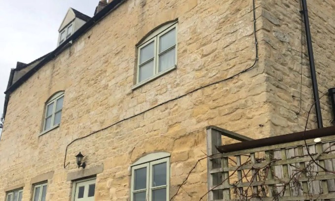 Stroud Cottage | Traditional Cotswold cottage with stunning views and walking