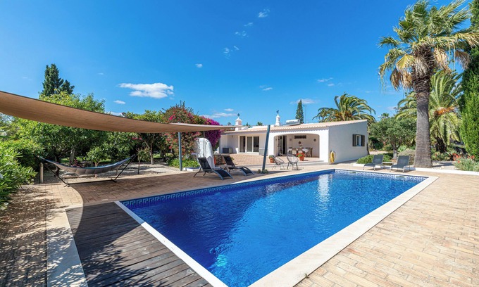 Vale de Centianes Villa | Traditional Portuguese villa for beach lovers; Connoisseurs and golfers