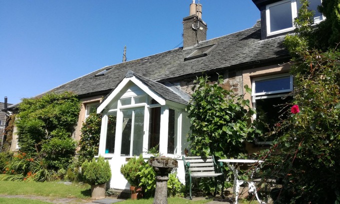 Dalavich House | Traditional stone cottage in Stirling