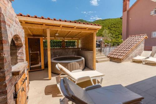 Zelenika Villa | Traditional Stone House with Hot tub and Sauna