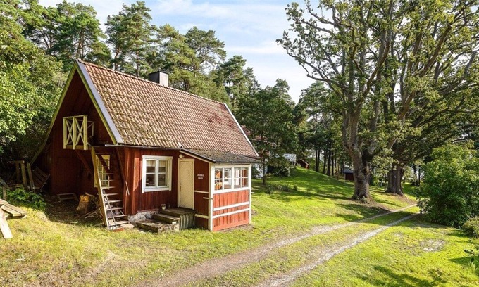 Ekero Cabin | Traditionell Svensk Stuga på Sjötomt - med Roddbåt