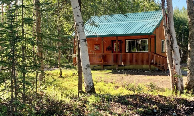 Susitna North House | Trail House, Denali Brewing, Base Camp for Adventure, Concerts, Fire Pit, Family