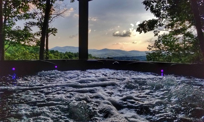 Morganton Cabin | Trail's End - Hot Tub, Pool Table, Wifi, Pet Friendly, 15 minutes to Blue Ridge