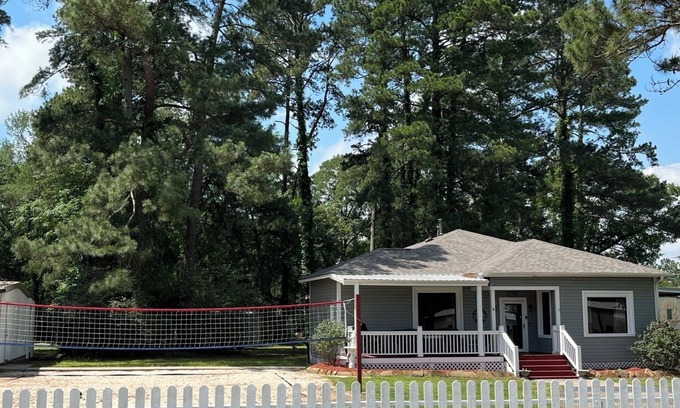Montgomery House | Train Depot 3 BR Home w/Pool, Sand Volleyball and Pool Table
