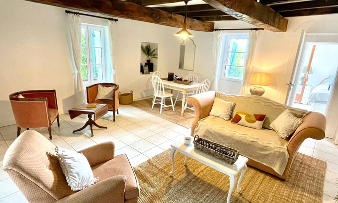 Eymet Cottage | Tranquil 1 Bed Gite Walking Distance to Eymet