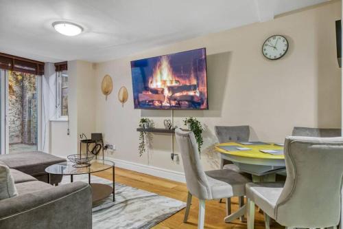 Waterloo Apartment | Tranquil 2 Bedroom Apartment in Southwark- ZONE 1