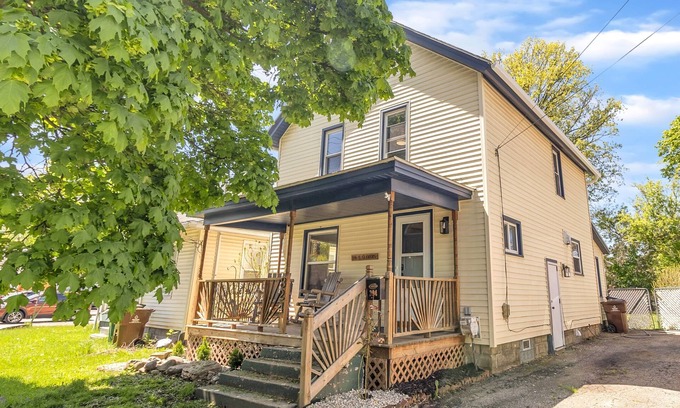 Lansing House | Tranquil 3-bedroom house with WiFi in Lansing