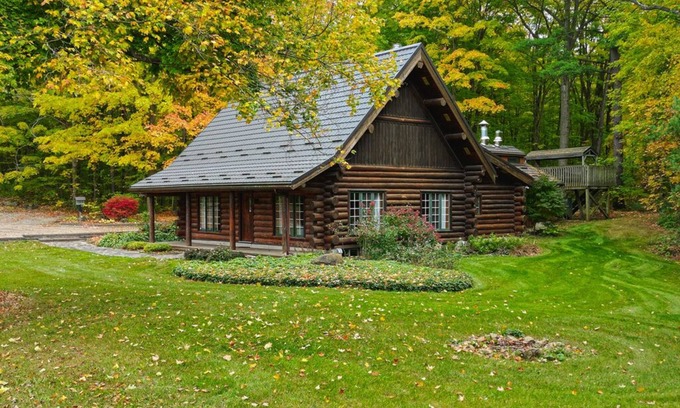 Puslinch Cabin | Tranquil 3BR Log Cabin in Cambridge, Ontario: WiFi, Woodland Trails, Sleeps 6