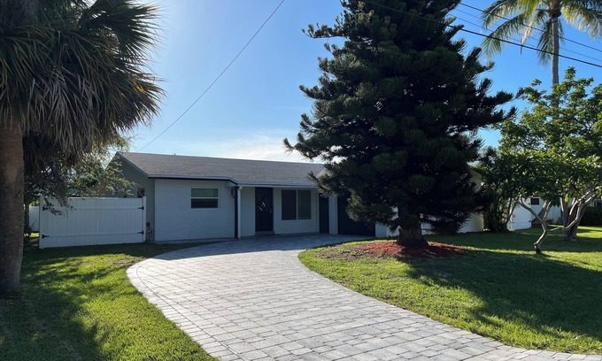 Old Town Hall House | Tranquil 4/3 house in welcoming Jupiter. Centerallly located