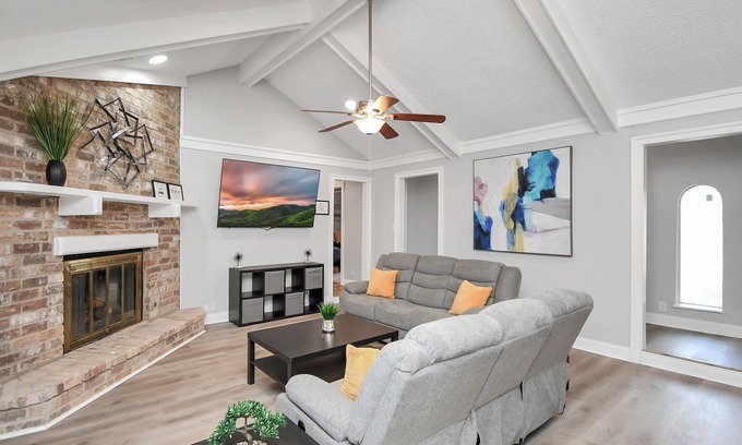 Humble House | Tranquil 6-Bedroom w/Pool: 25 Min to Downtown FG