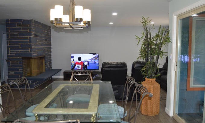 Kenmore Apartment | Tranquil and Modern Home 3br