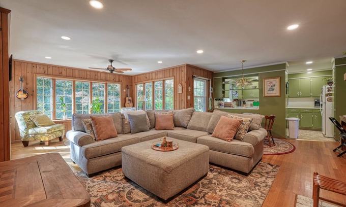 Drayton House | Tranquil and Stylish 4BR House Surrounded by Nature in Spartanburg