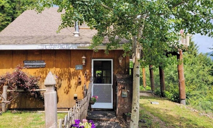 Sagle Cabin | Tranquil cabin with WiFi in scenic Sagle