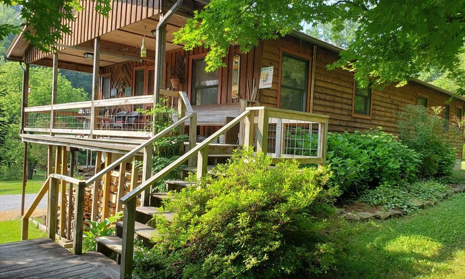 Crossville Cabin | Tranquil Cottage Located at The Head Of The Sequatchie Valley.