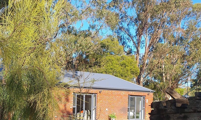 Echuca House | Tranquil Country Retreat on bushland acreage only 5km from town center