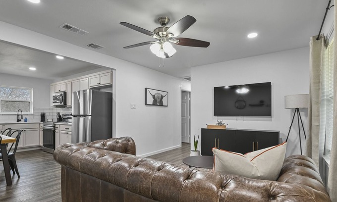 Denison House | Tranquil Fully Fenced Family Friendly Home in Denison