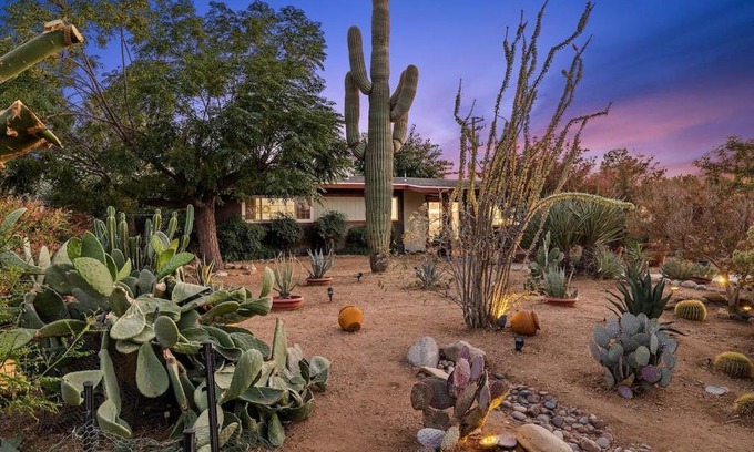 Yucca Valley House | Tranquil Gardens Soaking Pool Ember Stone