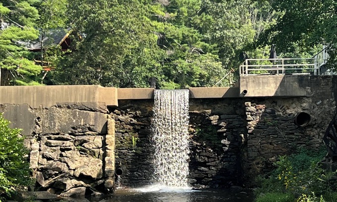 Flat Rock Condo | Tranquil Lakeside Waterfall Retreat