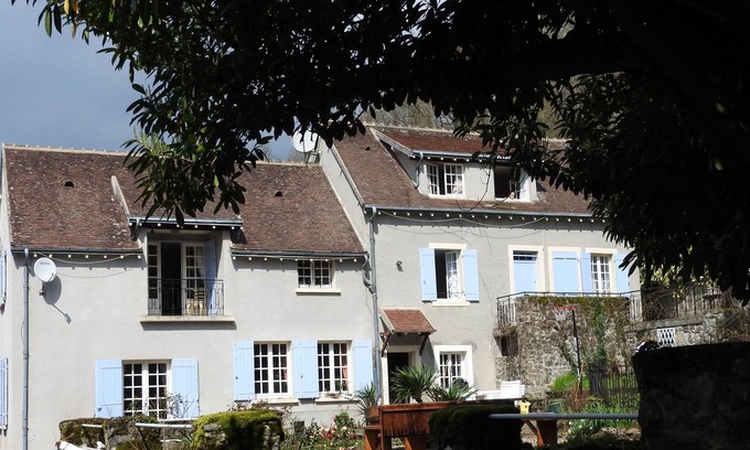 Badecon-le-Pin House | Tranquil riverside property