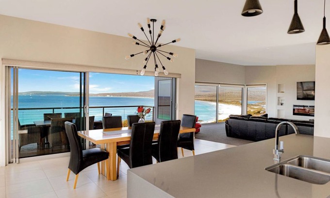 The Gardens House | Tranquility Bay of Fires - A beautiful beach house in a stunning location